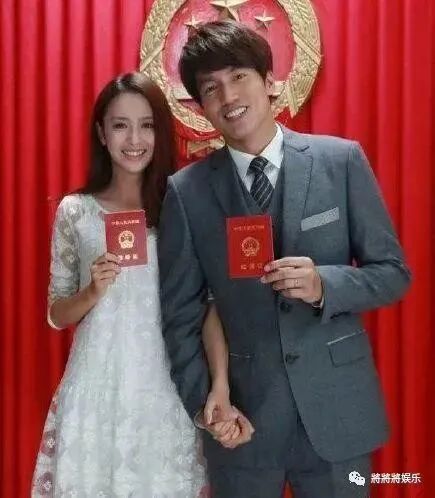 明星不易：佟丽娅言承旭携手现身民政局, 笑容甜蜜羡煞旁人, 粉丝直呼不可能!