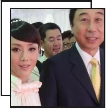 61岁冯巩一家近照,老婆似20岁少女,儿子长相一言难尽!