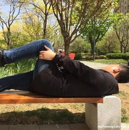 床上像这样睡觉的人，肝脏多半不好！