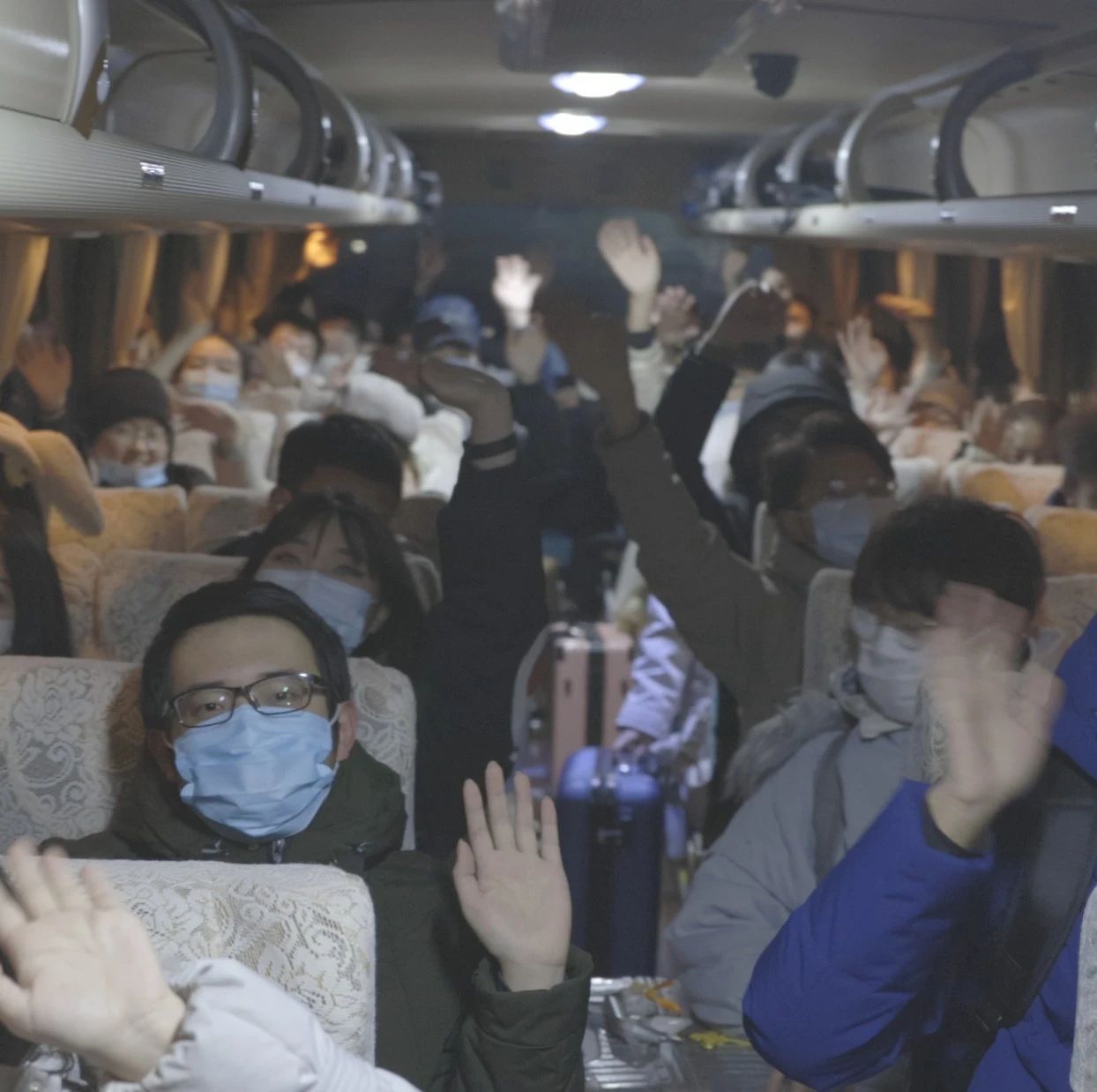 包车送2.5万大学生！凌晨4点，高校这一幕暖心泪目