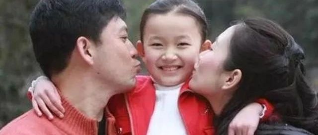 国家一级演员何政军,妻子原来是她,难怪很幸福