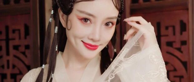 38岁李小璐拍古装写真获差评，被指像潘金莲，整容脸太违和了