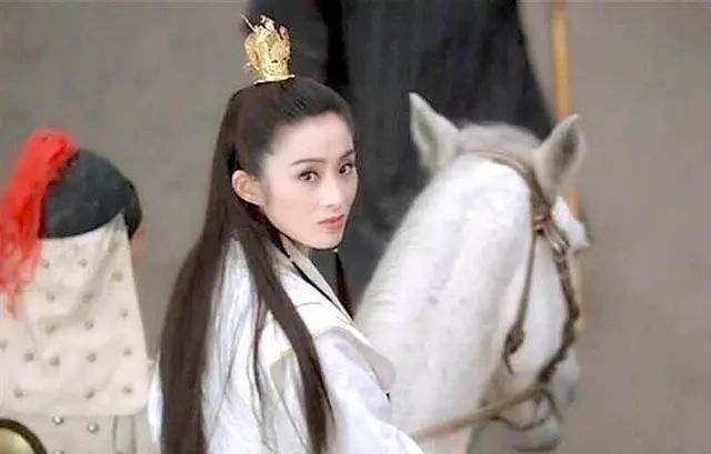 张敏53岁再演赵敏被批太老，眼睛无神睁不开，新版赵敏长这样
