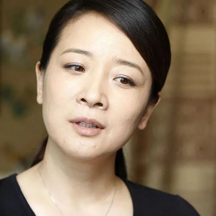 当年，41岁的陈小艺和导演在车上“激吻”被偷拍，老公刘惠宁却说：“我们感情好着呢，小艺很忠诚。”没想到，又一顶“绿帽”从天而降