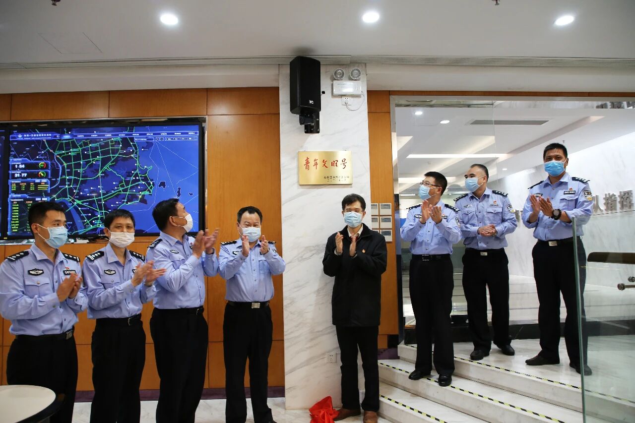 绿灯▲珠海红绿灯大揭秘！几个年轻人动动手指，搞定80万车“丈母娘难题”！