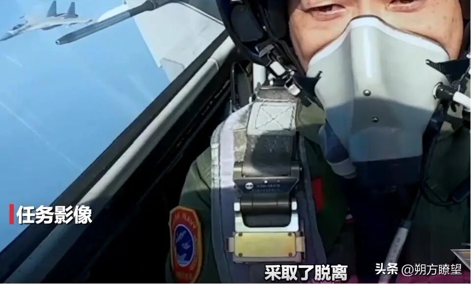 歼-15西太平洋雨中带弹驱离外机