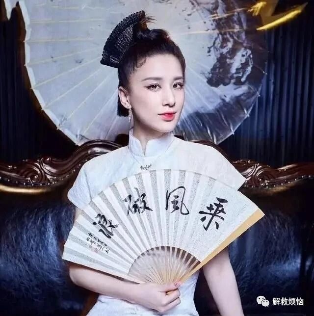 嫁入豪门也烦恼?杨子与翻版黄圣依高调赴会不避嫌,情侣手链抢眼