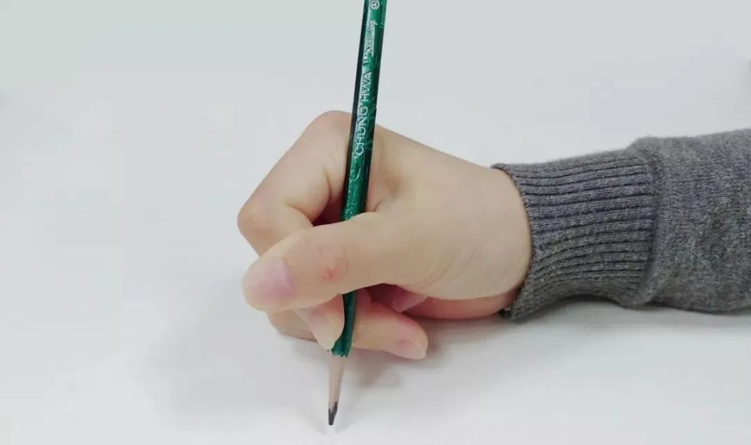 乐知舟儿童教育：一根皮筋，纠正孩子错误的握笔姿势(图8)