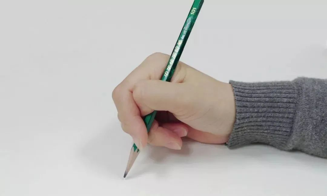 乐知舟儿童教育：一根皮筋，纠正孩子错误的握笔姿势(图4)