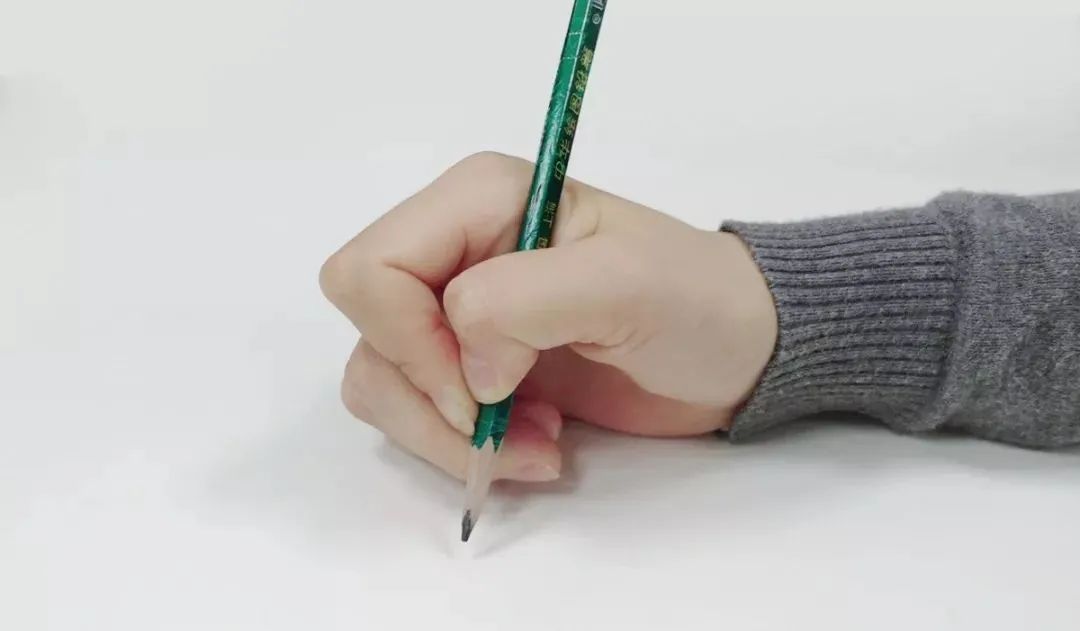 乐知舟儿童教育：一根皮筋，纠正孩子错误的握笔姿势(图5)