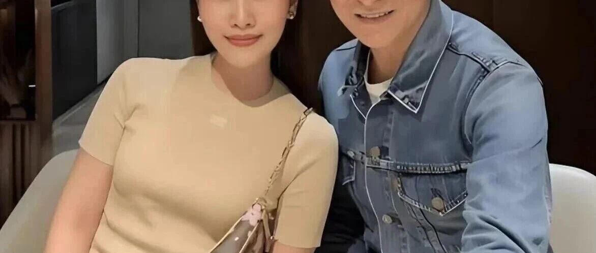 刘德华与小姨子合影流出,小姨子风韵犹存,颜值身材胜过女明星!