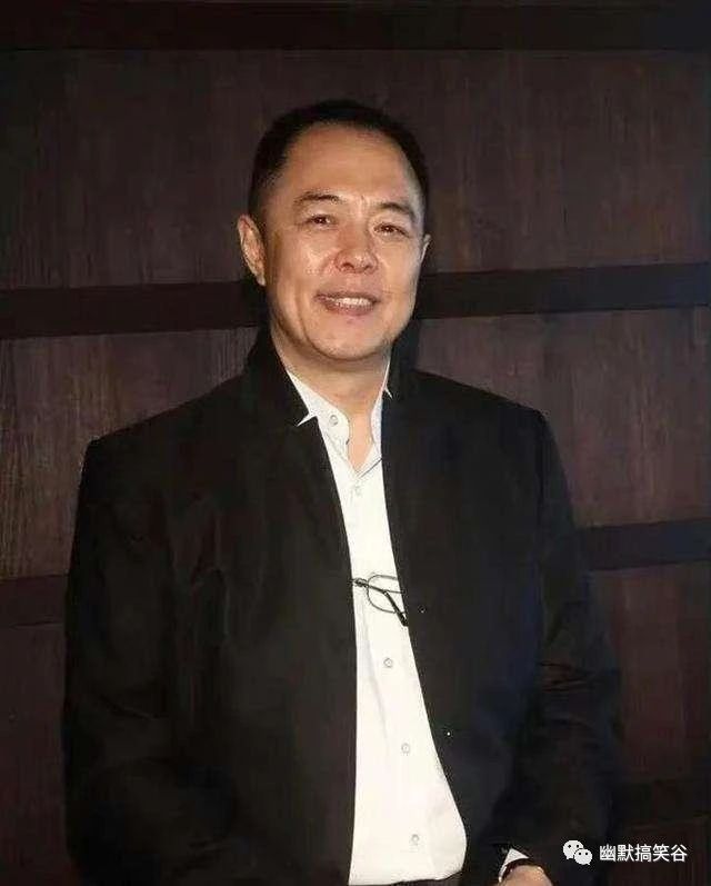 65岁张铁林疑陷交通纠纷,拍女车主车牌,伸手挡镜头拒绝出镜