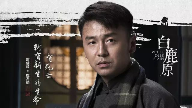 里咬着碎碎冰出场