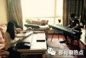 看看王铮亮的房子,客厅乐器真多,在家里都能开演唱会了