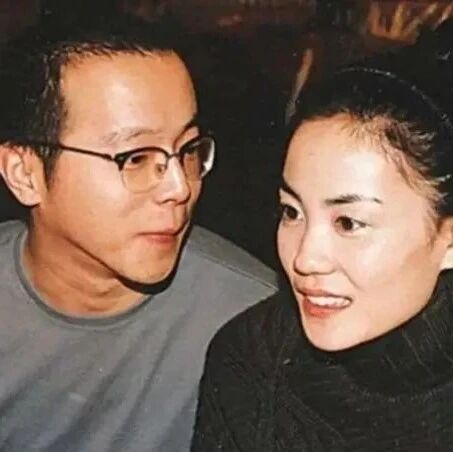 王菲大女儿眼里常含泪，妈过得很好，落魄的爸却是一生的牵挂