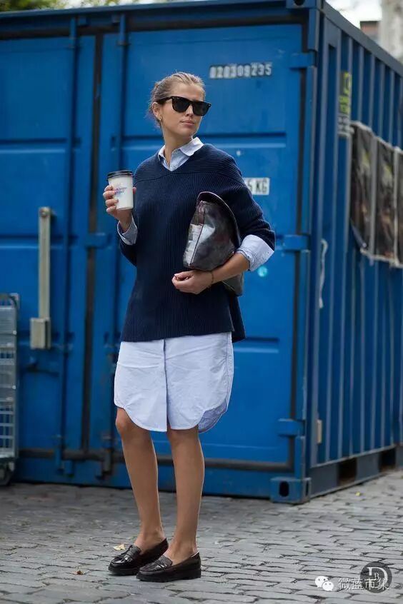 这个秋天里，最时髦的长款衬衫穿搭法