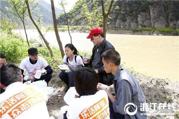 200903300000 集团志愿者第十六次青川行马云彭蕾到青川，河边吃盒饭.JPG