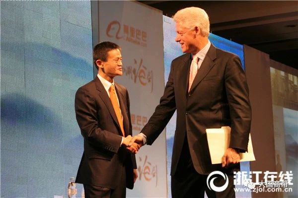 200509100000 第五届西湖论剑上，马云同美国前总统克林顿握手.JPG