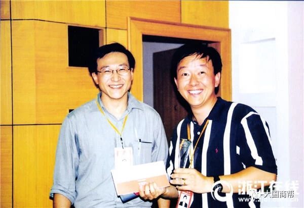 20021200 公司实现全年盈利一块钱的目标，吴炯和蔡崇信在财务办公室把第一块钱装入信封.jpg