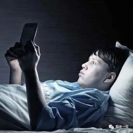 警惕！睡前玩手机会变丑！小心还有这些病找上你……