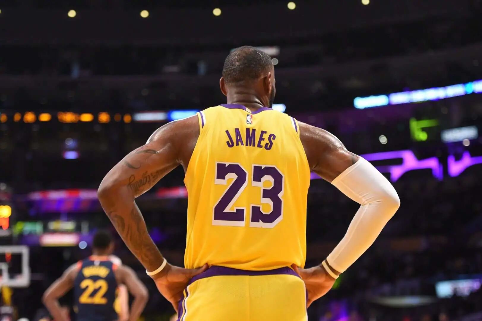 詹姆斯又来抢戏了！37岁詹皇已成季后赛天花板 一数据超杜哈总和