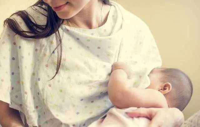 浙江5个月大的女婴喝奶被呛，10分钟后不幸去世！母亲悲痛：只怪喂奶时用了这姿势…