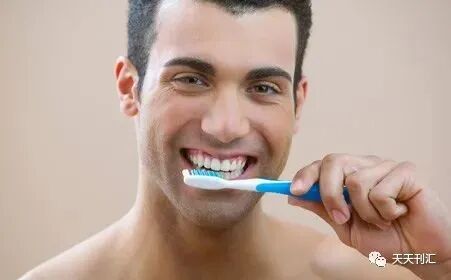 韩国黑科技牙膏！360度溶解陈年牙垢，比洗牙还干净9527倍！打kiss再也没压力！