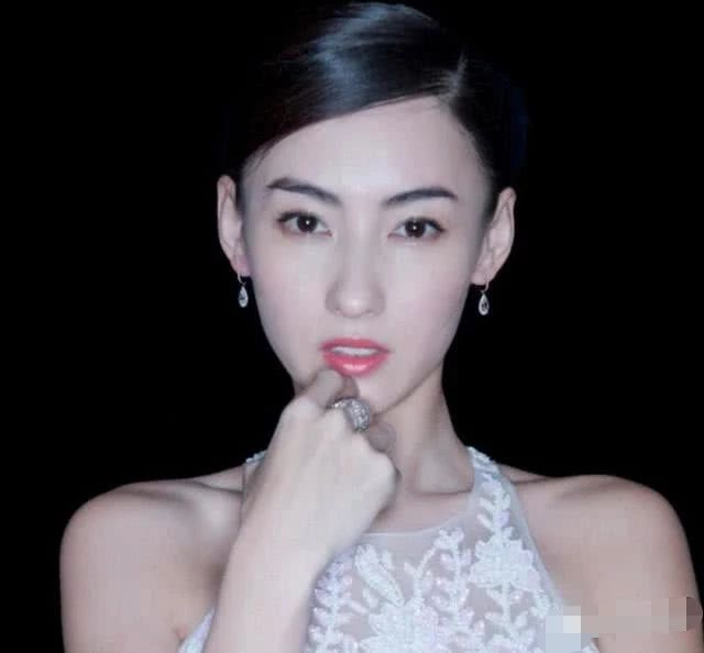 张柏芝有三张照片,谢霆锋都不敢看,网友:看完止不住红了眼眶!