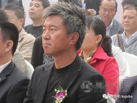 49岁满文军近照曝光,满头白发憔悴不堪,与女儿21年未相见