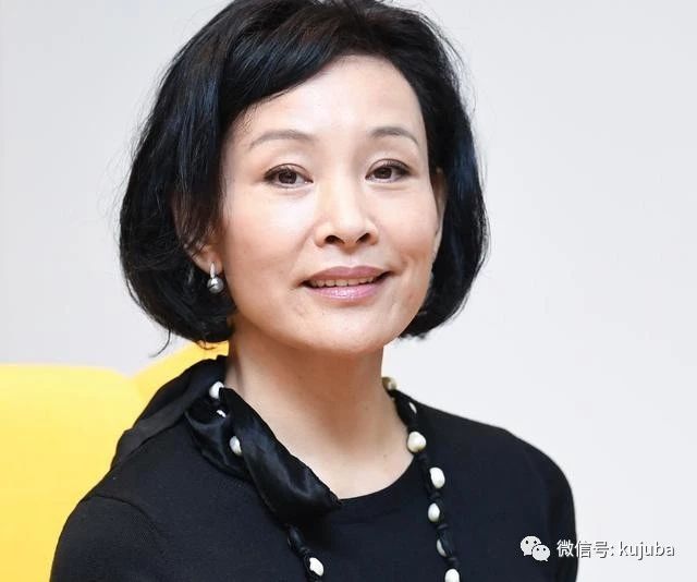 57岁陈冲气质依旧,两个女儿貌美如花,因弃养双胞胎遭全民指责