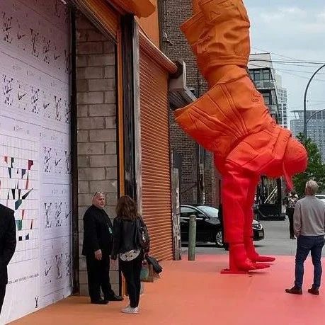 为什么要安排一个巨人雕像倒立在 LV Nike 的展览门前？