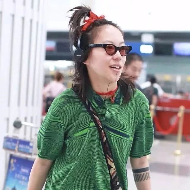 窦靖童的打扮,真是浪费王菲的基因,虽人品好可打扮没法接受!