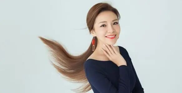 央视主持朱迅现身节目哽咽痛哭，抗癌13年后，深爱男人离世很痛苦