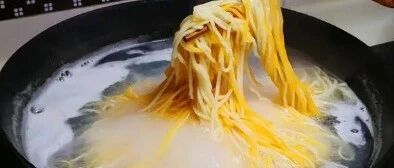 煮面条时，最忌水开下锅，面馆老板：牢记这3点，面条爽滑又筋道