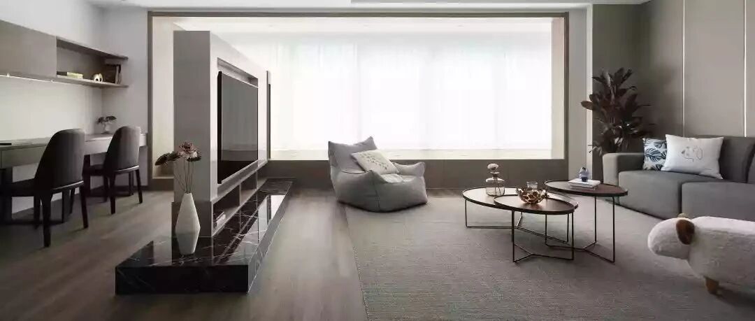 现代简约，客厅太宽敞，装个矮墙电视墙，隔出一个办公房