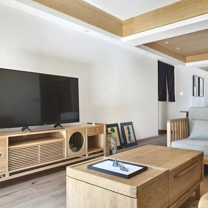 131平日式风三房，用简洁的原木风家具贯穿整个家，让人感觉轻松又舒适