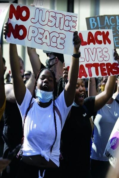 当地时间6月3日，大批纽约民众走上街头，抗议白人警察执法失当致非洲裔男子弗洛伊德死亡。图为游行民众手写有“黑人的命也是命”（Black Lives Matter）等字的标语牌（图：新华社）