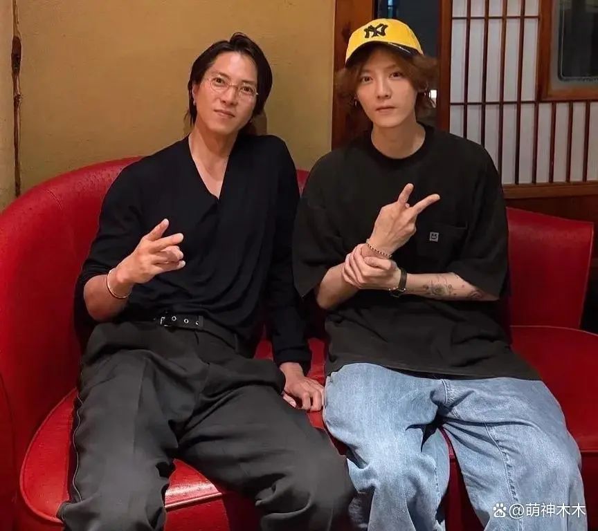鹿晗近照曝光瘦一圈 网友:受情伤,35岁鹿晗晒近照，嘴唇变薄“中年化” 娱乐圈又少了一..