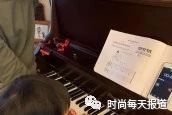 杨乐乐晒学弹钢琴的儿子一脸幸福,朱丹晒高烧不退的女儿束手无策