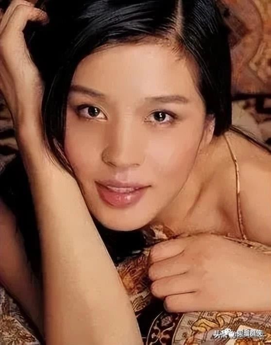 2001年,张艺谋浪漫追求王海珍,在酒店喝红酒,同回酒店