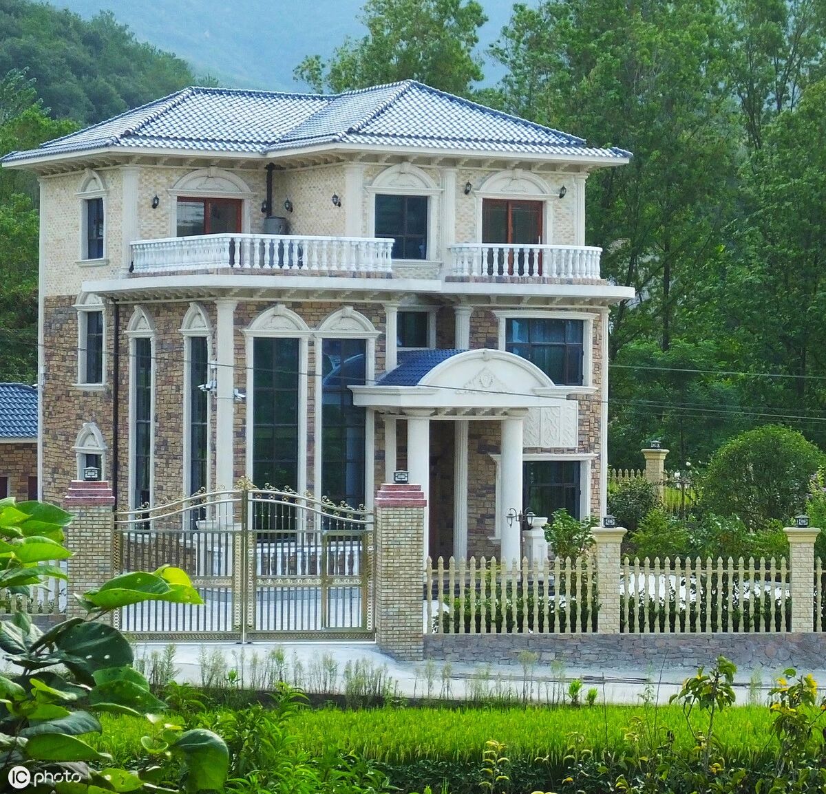 2个月建成的轻钢能住吗？住建所负责人对记者这样说……