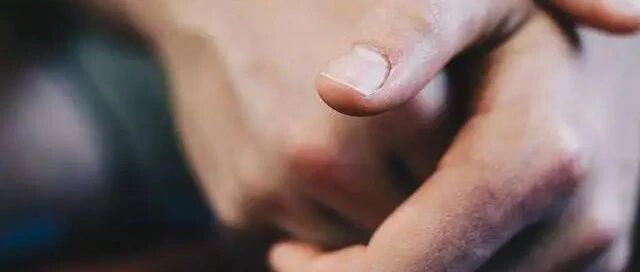 手上出现这个标志，肺癌可能已经“盯”上你！40~70岁的人更要重视！