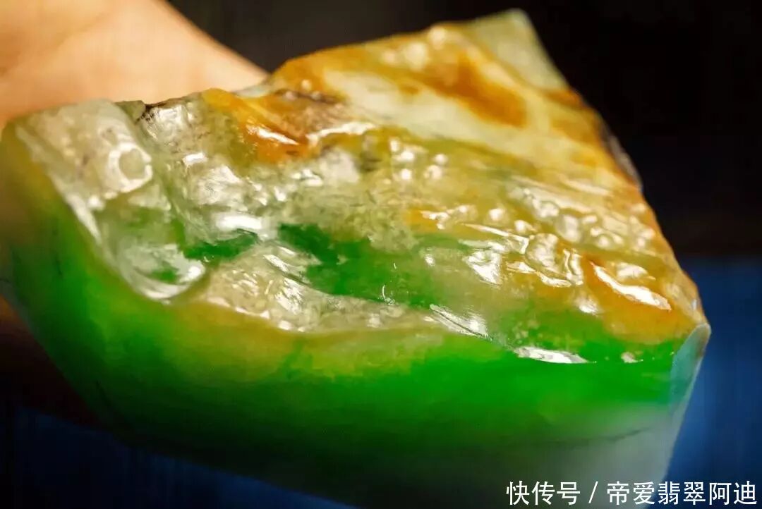 一块不起眼的翡翠原石，竟切出三种颜色，太惊喜了！