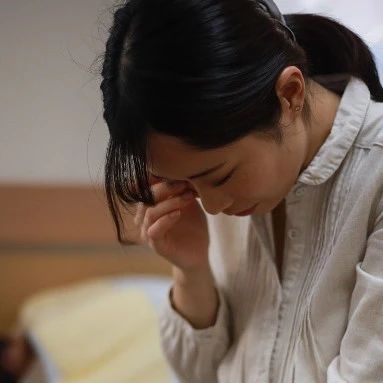 贵州2岁孩子被关“铁笼”引巨大争议：为什么都在苛求那个可怜的女人？