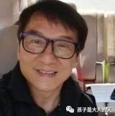 61岁元彪近照,胖的让人不敢相信,旁边的肉肉巨无霸胸器王晶年轻了20岁!