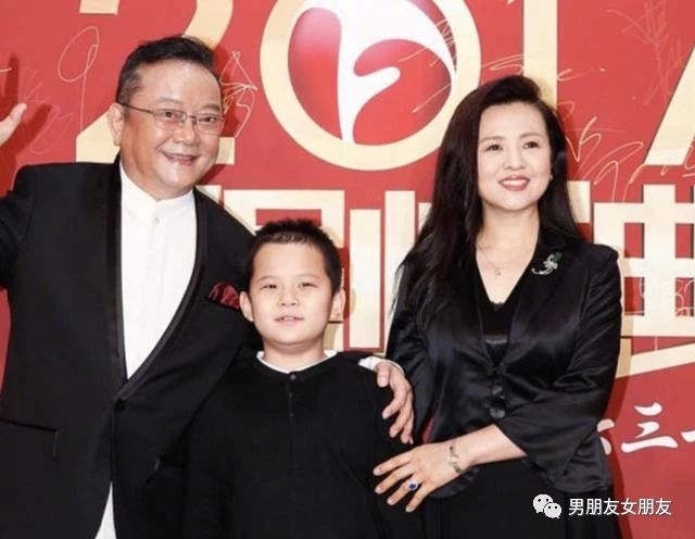 王刚与小20岁三婚妻子近照,站在一起像父女,儿子和孙子一样大