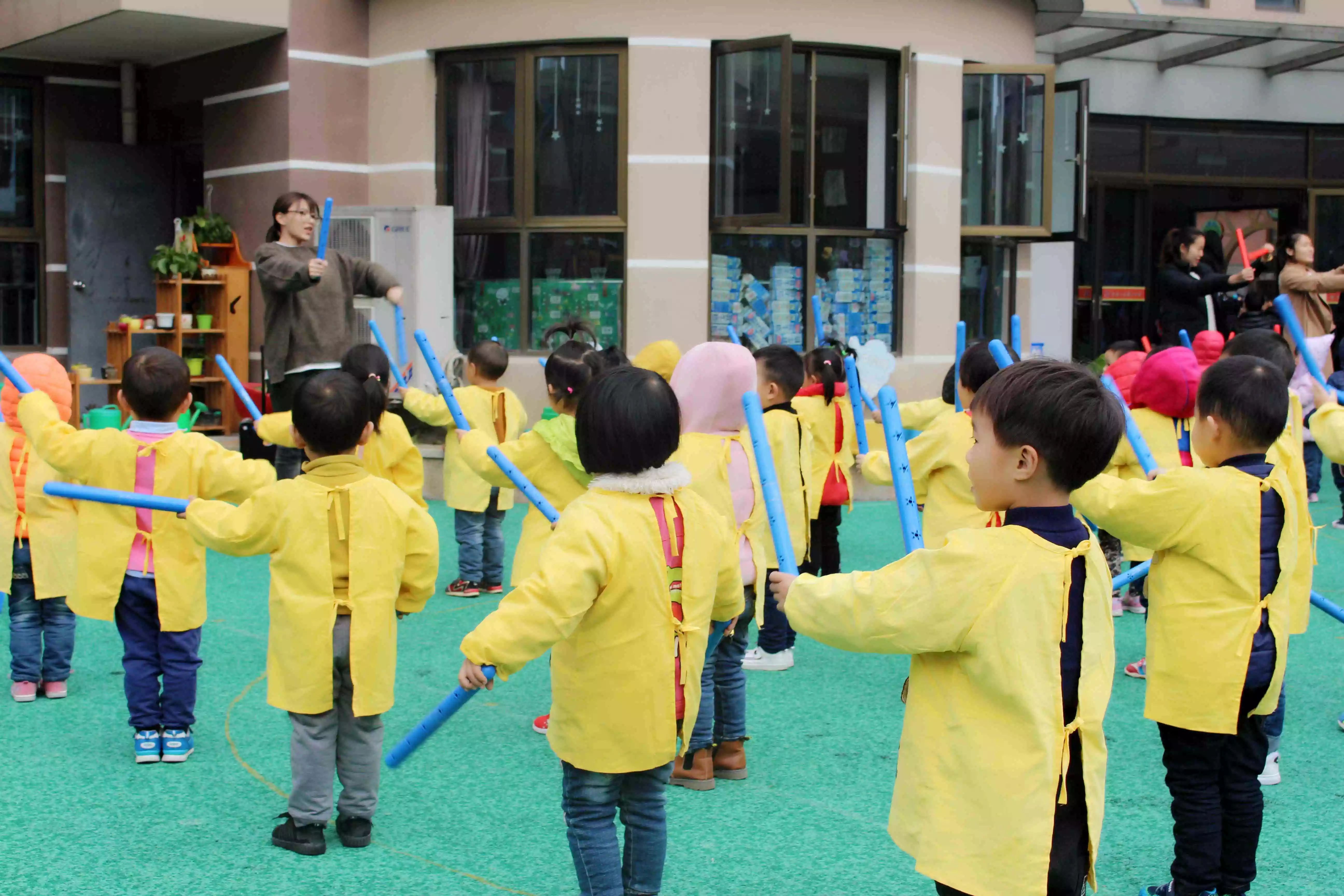快乐成长，童心舞动 ——暨张浦二幼轻器械操比赛