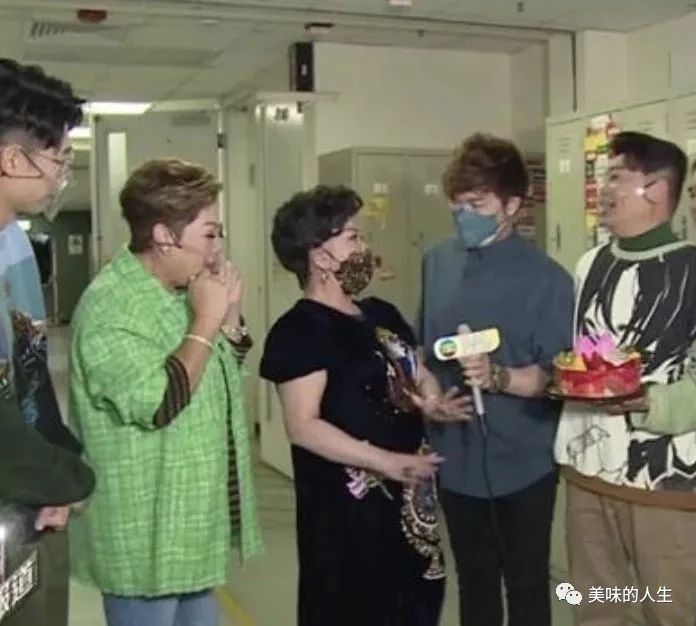 自曝两个月没外出!薛家燕获TVB庆祝72岁生日,受宠若惊直言想哭