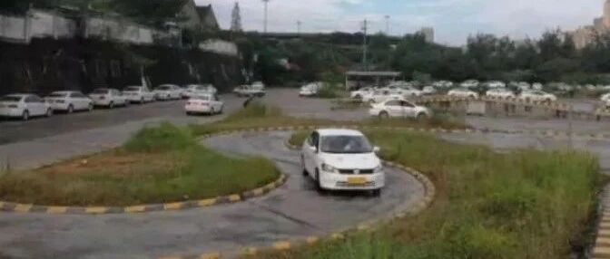 为何很多人不考C1驾驶证改考C2？车管所：这是人精，一般人学不来