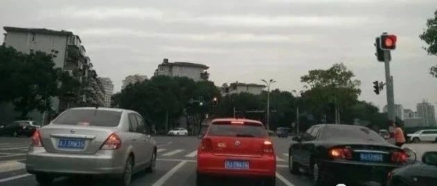 为何等红灯的时候有的人会踩着刹车？听老司机分析，不再那么做了